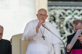 Le pape François bénit les fidèles mercredi à la fin de son audience générale hebdomadaire sur la place Saint-Pierre.